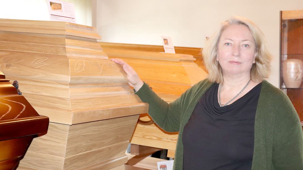 Nicht jeder wünscht sich eine klassische Beerdigung im Sarg, wie die Ihlower Bestatterin Susanne Smid erklärt. Foto: Handwerkskammer Ostfriesland