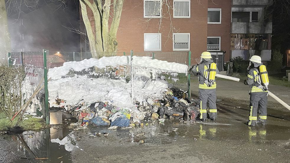 Das Feuer musste mit Schaum gelöscht werden. Foto: Feuerwehr Norden.