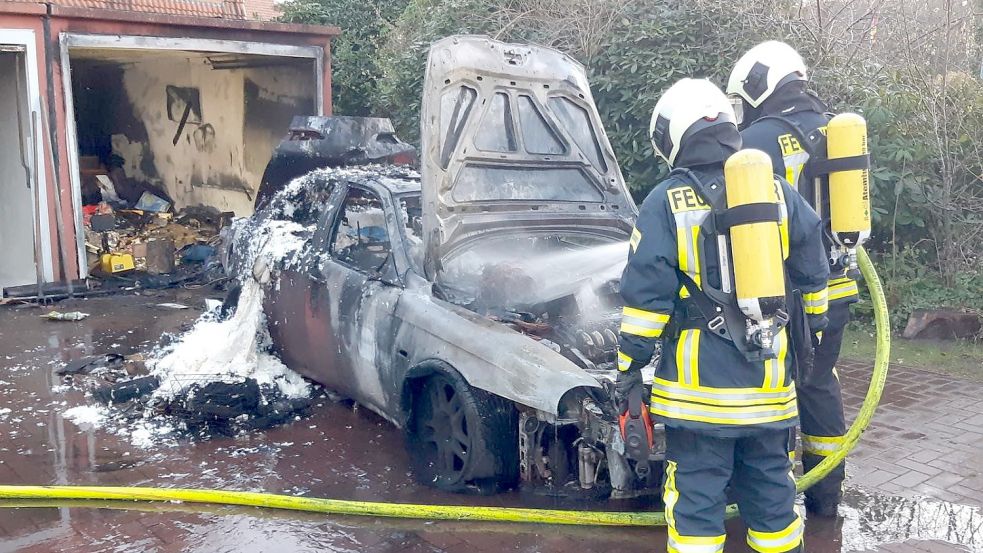 Um besser arbeiten zu können, holte die Feuerwehr das brennende Auto aus der Garage. Foto: Feuerwehr