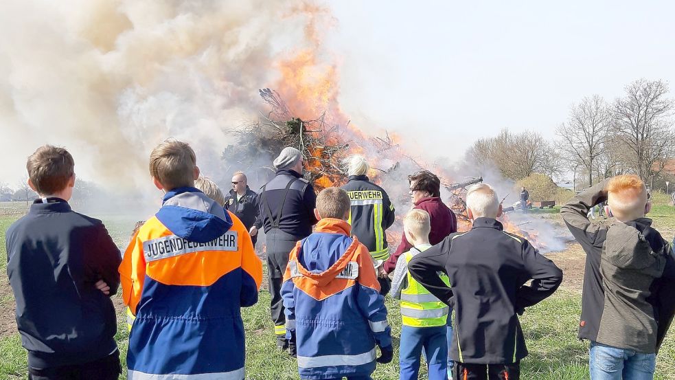 Am Sonnabend fand in Wiegboldsbur eines der wenigen großen Osterfeuer im Landkreis statt. Foto: Ann-Kathrin Stapf