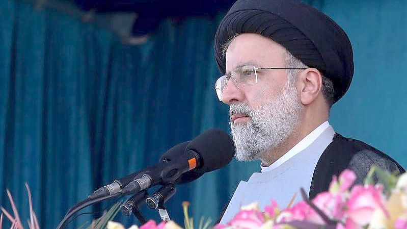 Der iranische Präsident Ebrahim Raisi während seiner Rede der Militärparade anlässlich des Tages der nationalen Armee in Teheran. Foto: Iranian Presidency/dpa