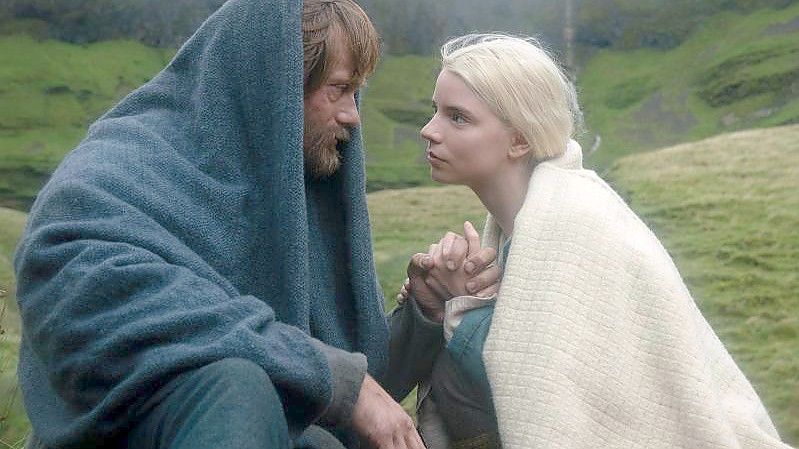 Alexander Skarsgård als Amleth und Anya Taylor-Joy als Olga in einer Szene des Films „The Northman“. Foto: Aidan Monaghan/Focus Features/Universal Pictures/dpa