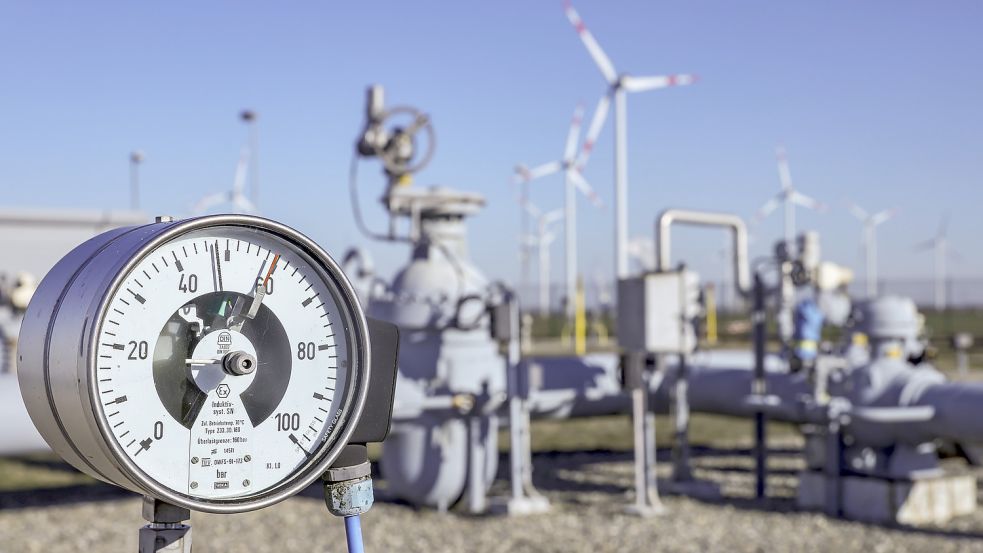 Ein Manometer zeigt den Druck im Erdgasnetz auf dem Gelände eines Untergrund-Gasspeichers in Bad Lauchstädt, Sachsen-Anhalt, an. Foto: Woitas/dpa