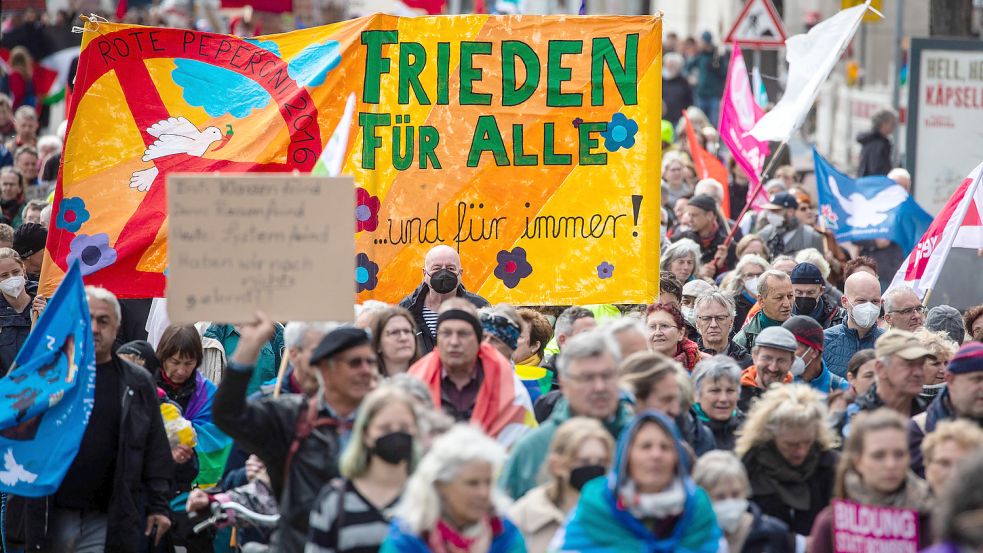 „Frieden für alle.“ Ostermarsch in Stuttgart. Foto: Christoph Schmidt