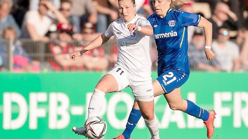 Leverkusens Irina Pando (r) und Potsdams Dina Sophia Orschmann kämpfen um den Ball. Foto: Marius Becker/dpa