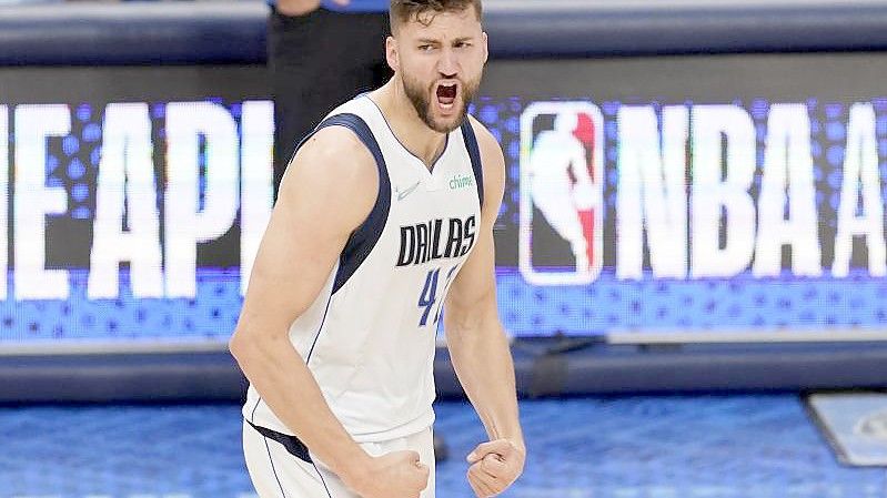 Maxi Kleber von Dallas jubelt nach einem 3-Punkte-Korb. Foto: Tony Gutierrez/AP/dpa