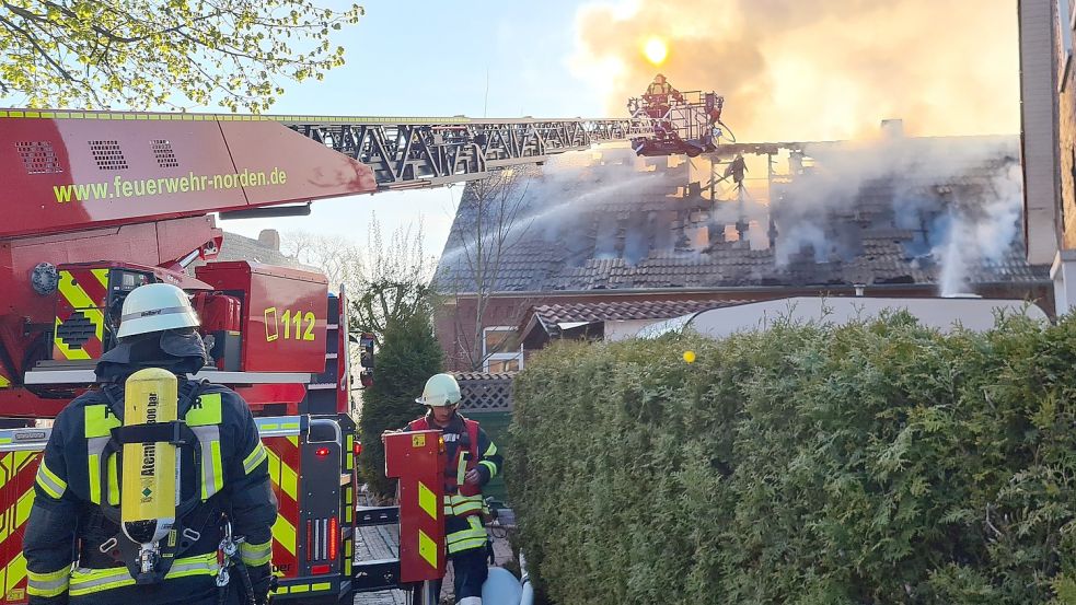 Auch die Drehleiter der Feuerwehr Norden war am Ostersonnabend in Grimersum im Einsatz. Foto: Feuerwehr