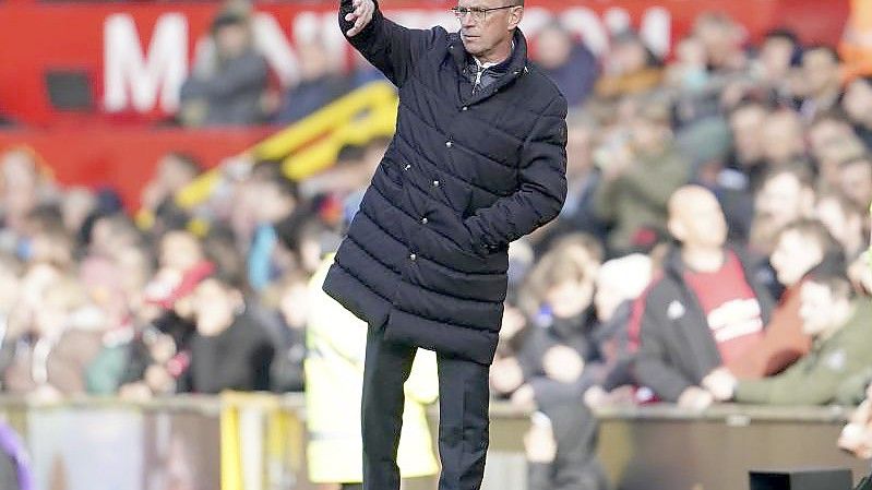 Ralf Rangnick, Trainer von Manchester United, gestikuliert am Spielfeldrand. Foto: Jon Super/AP/dpa