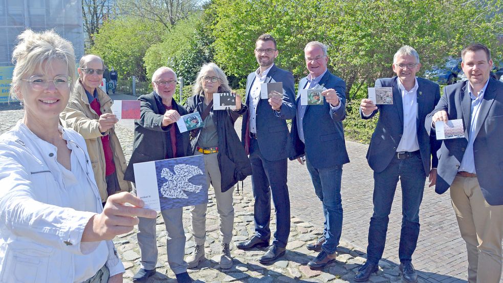 Sie stellten die Ausstellung vor (von links): Heike-Maria Pilk („Aurich zeigt Gesicht“), Christian Stürmer (Amnesty International), Jörg Köhler („Aurich zeigt Gesicht“), Gila Altmann („Zwischenraum“), Sven Lübbers (Bürgermeister Wiesmoor), Johann Stromann (Stadt Aurich), Olaf Meinen (Landrat) und Florian Eiben (Bürgermeister Norden).Foto: Aiko Recke