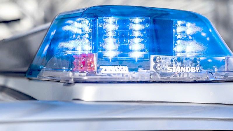 Die Polizei hat in Köln-Nippes eine tote Frau mit Stichverletzungen in einem Haus gefunden. Foto: David Inderlied/dpa/Symbolbild