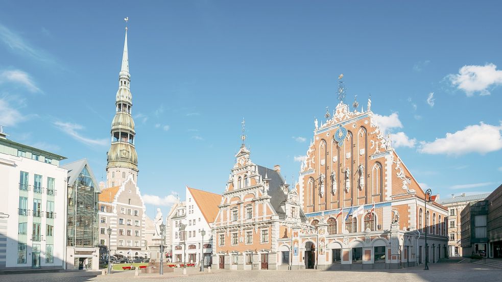 Keine Touristen vor der Petrikirche und dem Schwarzhäupterhaus in der lettischen Hauptstadt Riga: Der Ukraine-Krieg hat auch Einfluss auf Urlauber. Foto: imago images/Ryhor Bruyeu