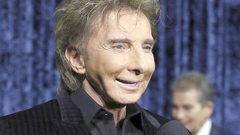 Barry Manilow lässt die deutsche Vokalgruppe Comedian Harmonists in New York wieder auferstehen. Foto: Greg Allen/Invision/AP/dpa