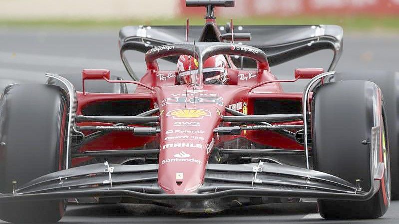 Formel-1--Pilot Charles Leclerc fährt im Ferrari-Boliden über die Strecke. Foto: Asanka Brendon Ratnayake/AP/dpa