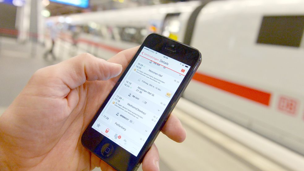 Beim Online-Ticketkauf bei der Deutschen Bahn muss bei der Anrede zwischen „Herr“ und „Frau“ gewählt werden. Foto: dpa/Rainer Jensen