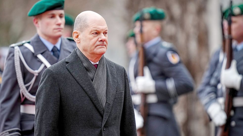 Bundeskanzler Olaf Scholz (SPD) geht die Ehrenformation des Wachbataillons der Bundeswehr bei den militärischen Ehren für den Ministerpräsidenten von Irland vor dem Bundeskanzleramt ab. Foto: DPA