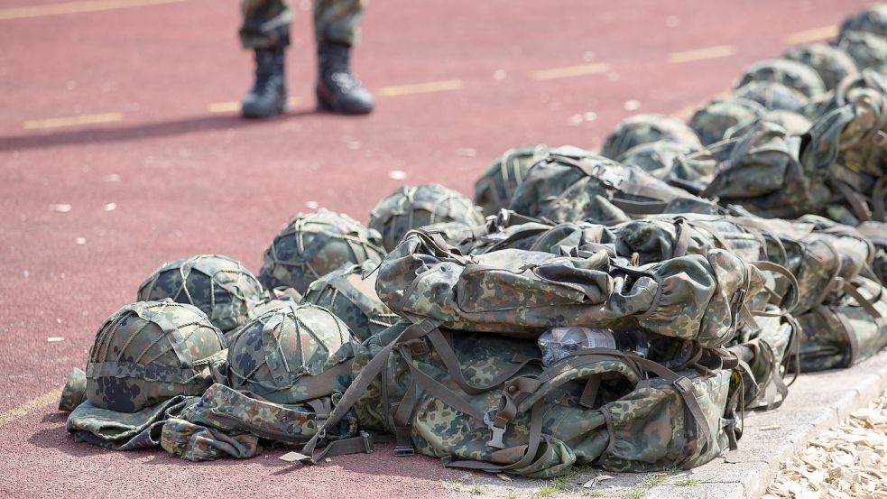 Ausrüstung für Soldaten, die an der Grundausbildung für den Freiwilligen Wehrdienst im Heimatschutz teilnehmen, liegt auf dem Gelände einer Kaserne. Foto: DPA