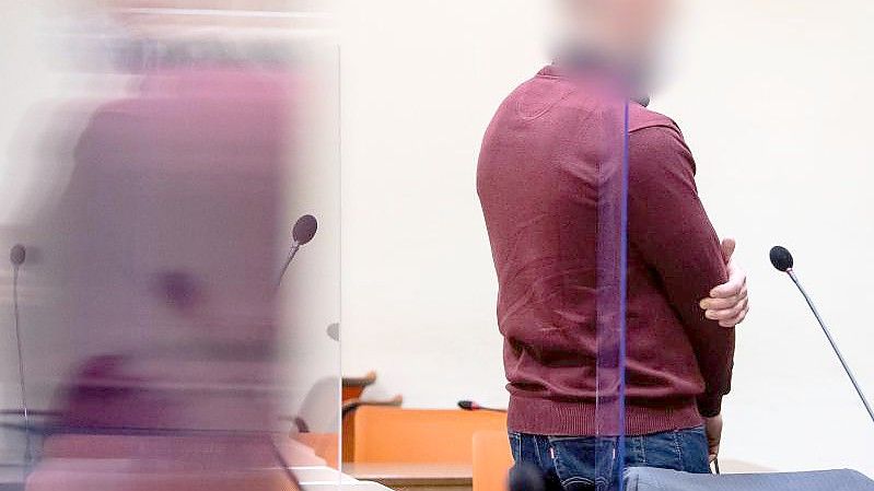 Der angeklagte ehemalige Polizist steht in München vor Gericht. Foto: Sven Hoppe/dpa