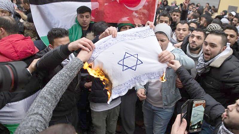 So offen wie hier auf einer Demonstration tritt Antisemitismus nicht immer zu Tage. Foto: -/Jüdisches Forum für Demokratie und gegen Antisemitismus e.V./dpa