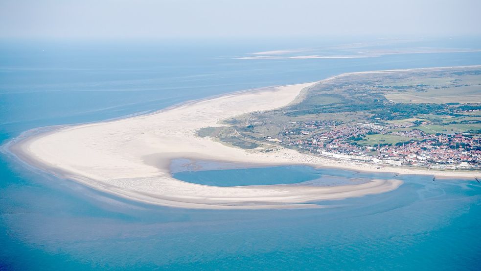 Vor der Nordsee-Insel Borkum könnte bald eine Plattform Erdgas fördern. Die Landesregierung hat ihre ablehnende Haltung gegen das Projekt einer niederländischen Firma abgelegt. Foto: dpa