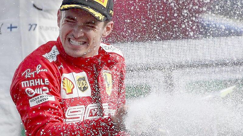 Der große Favorit der Formel 1 heißt Charles Leclerc und fährt für Ferrari. Foto: Antonio Calanni/AP/dpa