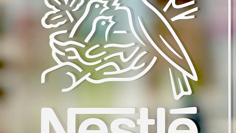 Nestlé verweist auf eine Kosteninflation, die unter anderem weitere Preiserhöhungen in diesem Jahr nötig mache. Foto: Laurent Gillieron/KEYSTONE/dpa