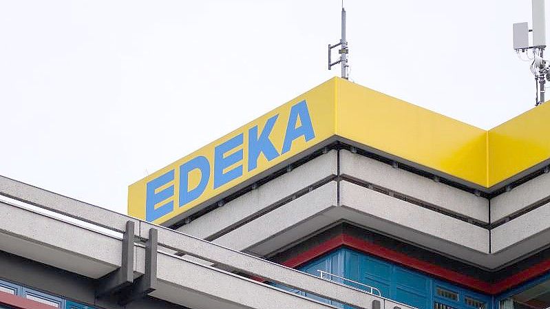 „Was wir bei Edeka erwirtschaften, fließt zurück ins Geschäft.“. Foto: Jonas Walzberg/dpa