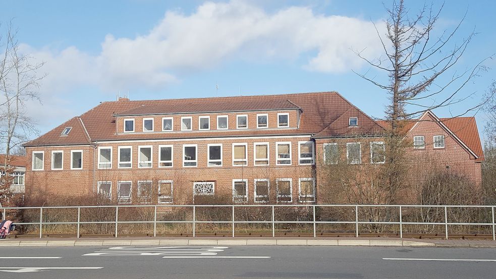 Seit vielen Jahrzehnten prägt das alte Schulgebäude das Moordorfer Ortsbild. Foto: Holger Janssen