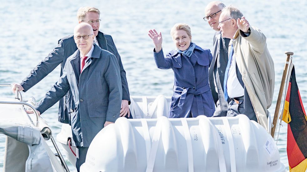 Die norddeutschen Regierungschefs schippern bei ihrer Konferenz zur Kieler Werft German Naval Yards. Foto: dpa/Axel Heimken