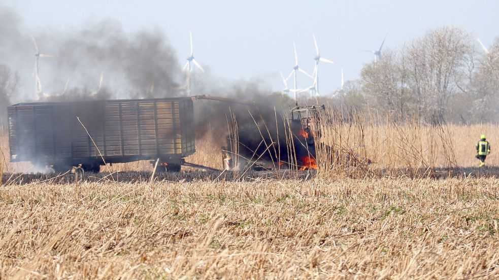 Ein Häcksler hatte auf einem Feld in Neuschoo Feuer gefangen. Foto: Heino Hermanns