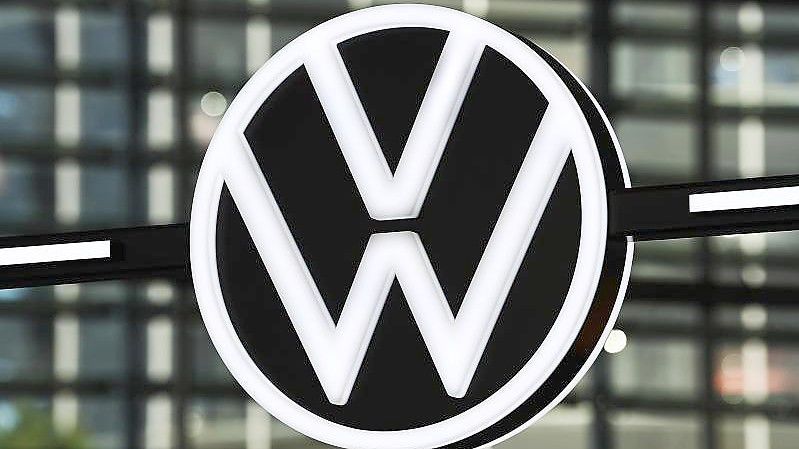 Das Logo von VW in einem Markenpavillon in Wolfsburg. Foto: Swen Pförtner/dpa