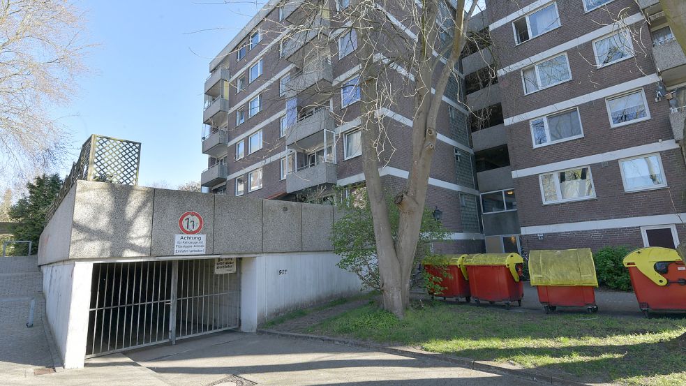 Die Einfahrt zum Bunker, der gleichzeitig eine Tiefgarage ist, liegt am Jan-ten-Doornkaat-Koolmann-Platz. Es gibt zudem in der Nähe eine Ausfahrt sowie zwei Eingänge für Fußgänger.