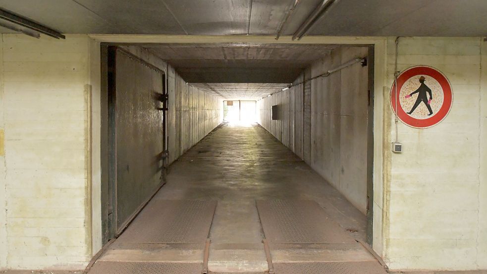 Hier ist die Einfahrt zu der Schutzanlage zu sehen. Eine schwere und dicke Tür kann bei Angriffen geschlossen werden.