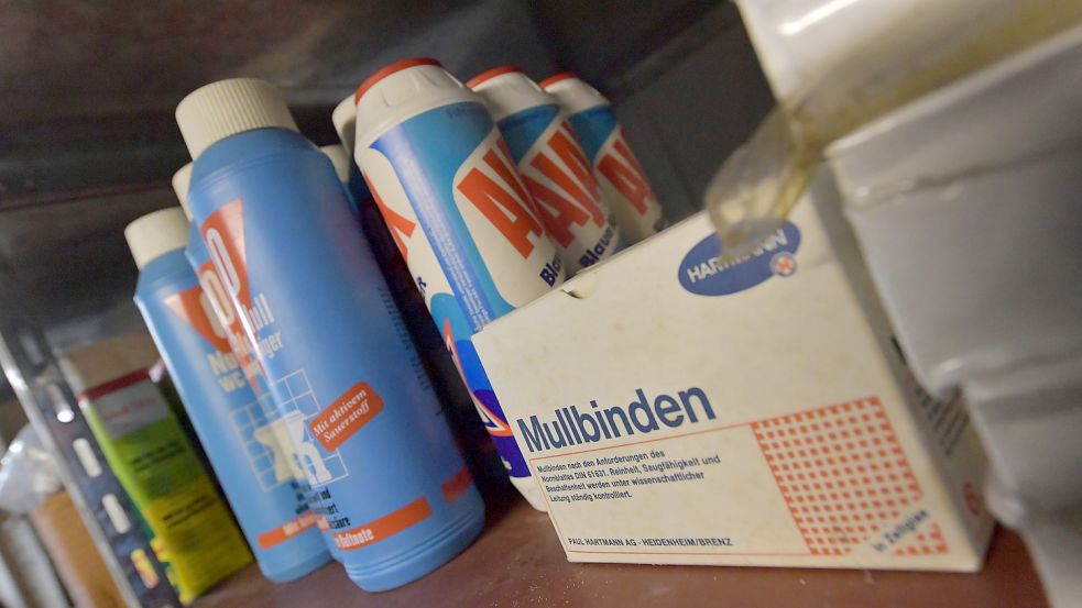 In den Lagerräumen finden sich unter anderem noch Reinigungsmittel und Mullbinden.
