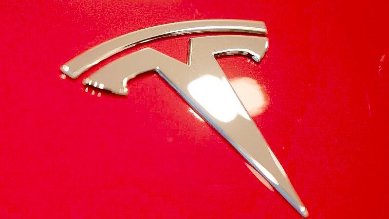 Das Tesla-Logo auf einem Fahrzeug in einem Berliner Showroom. Der Konzern kann weiterhin mit Rekordzahlen glänzen. Foto: Christophe Gateau/dpa