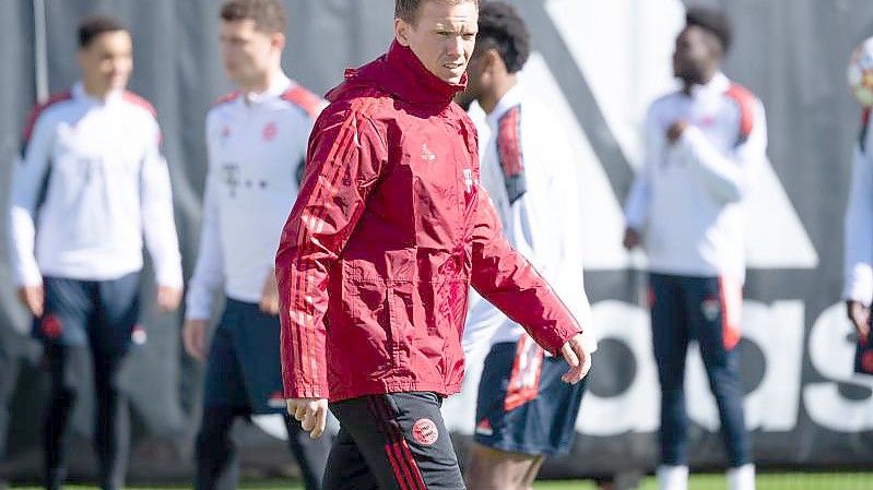 „Aktuell trüben die letzten zwei Wochen schon das Stimmungsbild“, sagt Bayerns Trainer Julian Nagelsmann vor der Partie gegen den BVB. Foto: Sven Hoppe/dpa