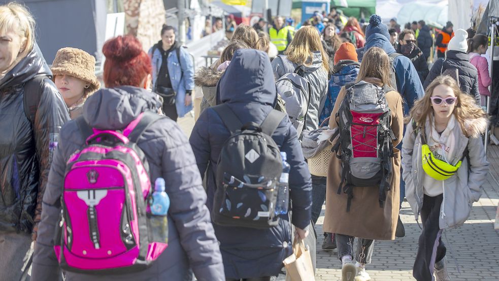 Geflüchtete am Grenzübergang in Medyka in Südpolen. Viele Ukrainer sind froh, nach der Flucht irgendwo für längere Zeit unterkommen zu können. Foto: DPA