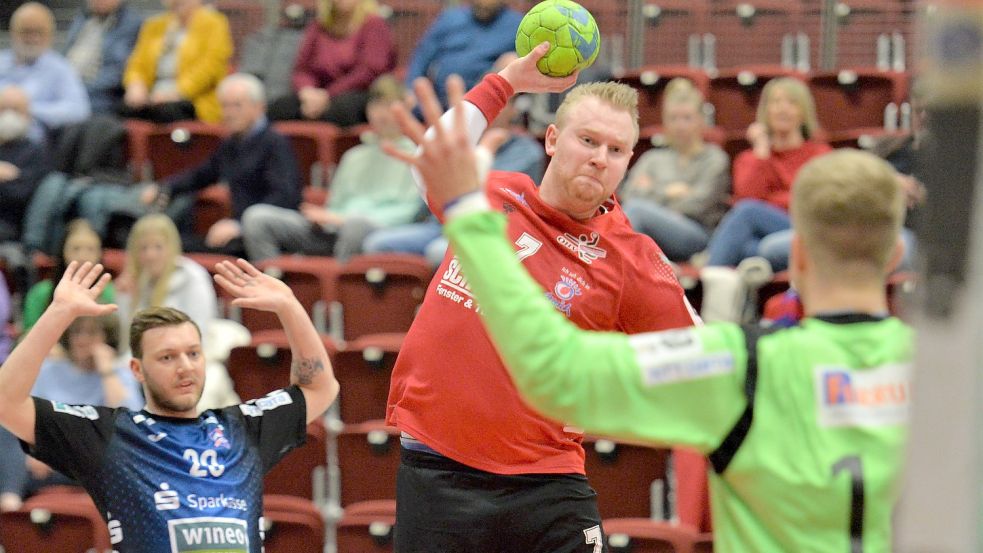 Mit einem Sieg gegen das Team Handball Lippe II ist die Mannschaft des OHV Aurich in die Pokalrunde gestartet. Am Sonnabend geht es zum Longericher SC. Hinter dem Einsatz von Wilke de Buhr (mit Ball) steht aufgrund von Rückenproblemen noch ein Fragezeichen. Foto: Bernd Wolfenberg