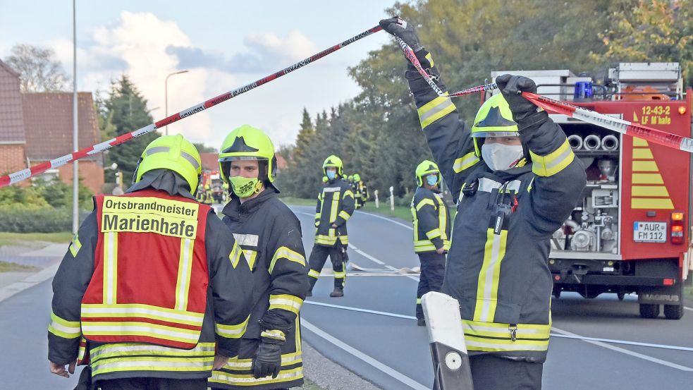 Abgang für den Wehrchef: Der Marienhafer Ortsbrandmeister Uwe de Vries (hier links im Bild bei einem Einsatz 2020) musste seinen Posten räumen. Foto: Thomas Dirks