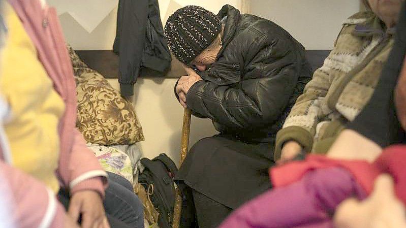 Eine Frau weint in einer Flüchtlingsunterkunft in Dnipro, als sie über ihre Flucht vor den russischen Angriffen auf ihre Stadt spricht. Foto: Leo Correa/AP/dpa