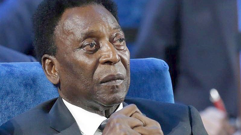 Medien melden, dass der ehemalige Star-Fußballer Pelé nach einer Tumor-Behandlung das Krankenhaus verlassen hat. Foto: Alexander Zemlianichenko/AP/dpa