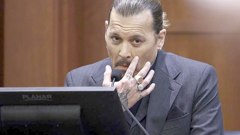 Johnny Depp im Gerichtssaal in Fairfax, Virginia. Foto: Jim Lo Scalzo/EPA Pool via AP/dpa