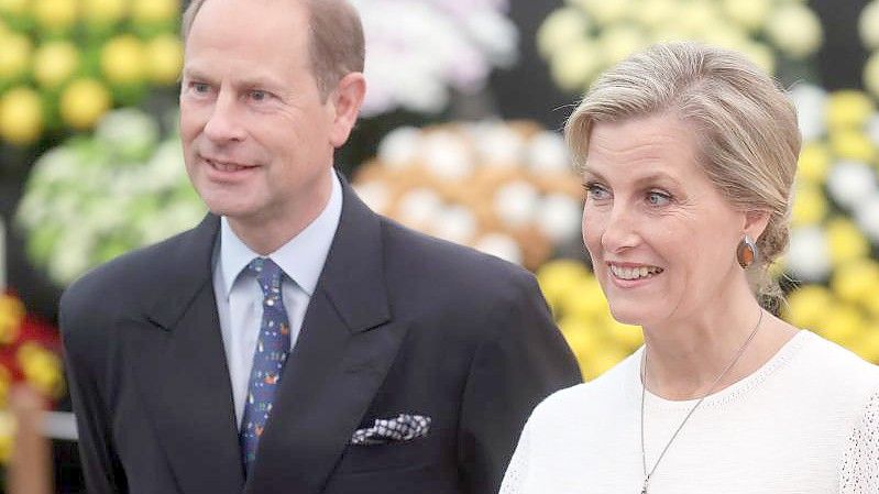 Prinz Edward, Earl of Wessex, und seine Frau Sophie, Countess of Wessex, rücken aus der zweiten Reihe nach vorn. Foto: Chris Jackson/PA Wire/dpa