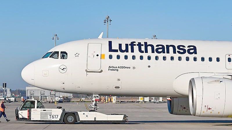 Auf den von den Ausfällen betroffenen Flügen gibt es in der günstigsten Buchungsklasse nur eine Flasche Wasser. Foto: Patrick Pleul/dpa