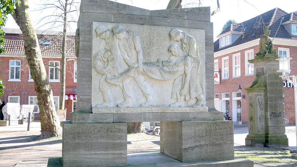 Soldaten tragen einen gefallenen Kameraden. Das Denkmal soll eine erklärende Tafel zur Seite gestellt bekommen. Foto: Romuald Banik