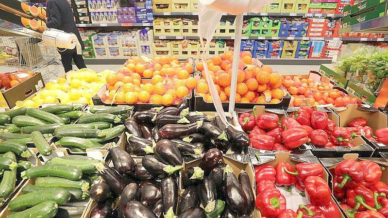 Obst- und Gemüsesorten in einem Berliner Supermarkt. Foto: Wolfgang Kumm/dpa