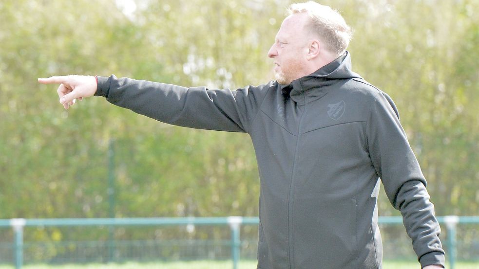 SpVg-Trainer Frank Korte sprach von einem Pflichtsieg in Uplengen. Nun geht es am Sonntag nach Wiesmoor. Foto: Bernd Wolfenberg