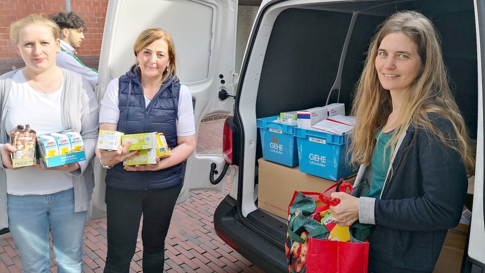 Flohkisten-Leiterin Jessica Rohlfs (von links) und Waltraud Bahl verluden am Donnerstag viele Kilogramm Spenden in den Transporter von Marion Oldenburger, die an diesem Wochenende an die polnisch-ukrainische Grenze fährt. Foto: Karin Böhmer