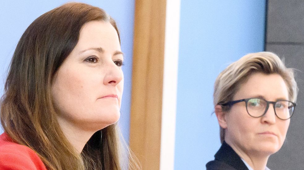 Janine Wissler (l.) und Susanne Hennig-Wellsow, die bisherigen Bundesvorsitzenden der Partei Die Linke, werden mit Missbrauchsvorwürfen aus Hessen konfrontiert. Foto: DPA