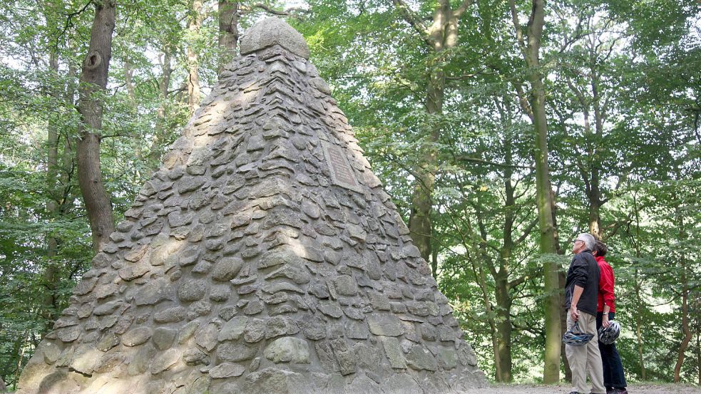 Der Upstalsboom gilt als das Symbol der Freiheit der Friesen. Nun schlägt sich diese besondere Bedeutung der Ostfriesischen Landschaft in der Nominierung für das bundesweite Verzeichnis des immateriellen Kulturerbes nieder. Foto: Romuald Banik.