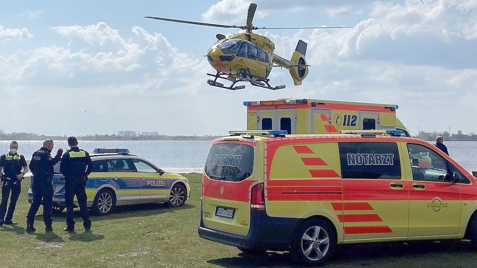 Ein Rettungshubschrauber landete am Ufer des Großen Meeres, nahe der Paddel- und Pedalstation. Foto: Holger Janssen